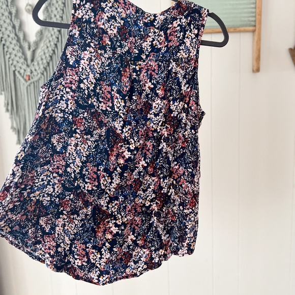 Floral Sleeveless Blouse - Picture 4 of 4